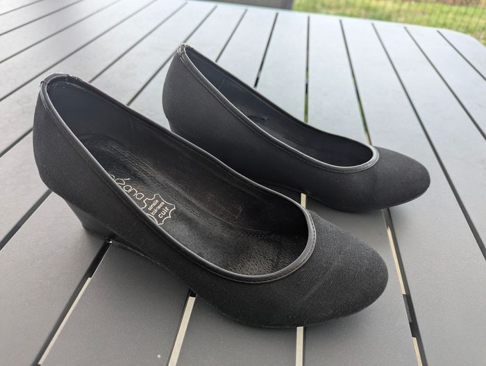 Vend chaussures pour femme en taille 39
Talons compensés. Semelle intérieure cuir 
En bon état - photo numéro 2