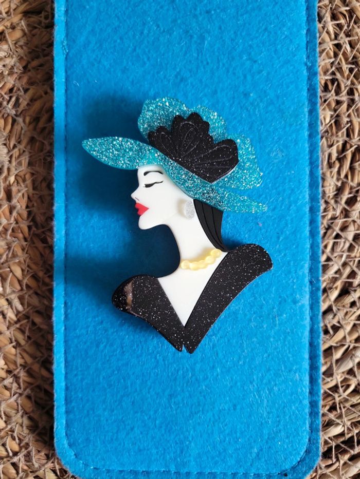 Broche 3D la femme et chapeau turquoise - photo numéro 2