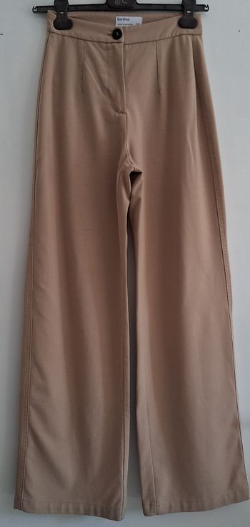 Pantalon ajusté beige avec les jambes larges