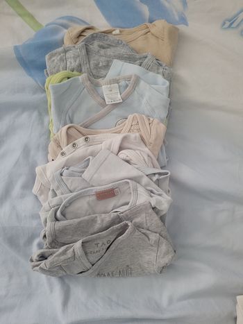 Lot de 13 bodies 1 mois