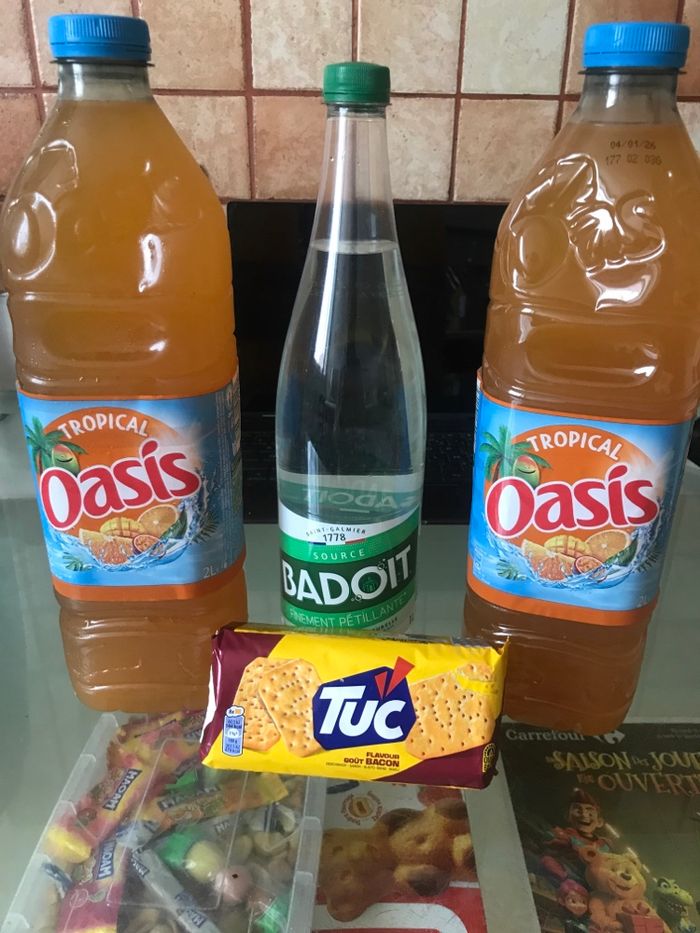 Lot de 2 bouteilles Oasis et une eau pétillante