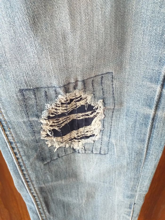 Jeans bleu effet troué - photo numéro 4