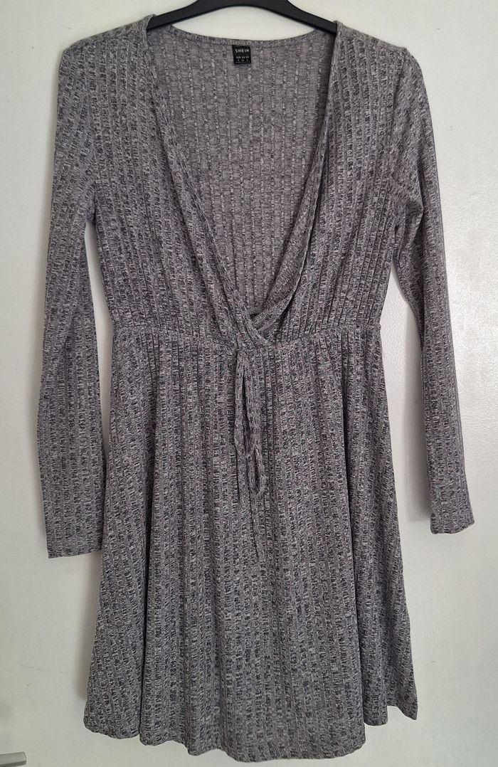Robe couleur unie, simple et fluide