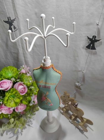 Présentoir buste de couture à bijoux en bois