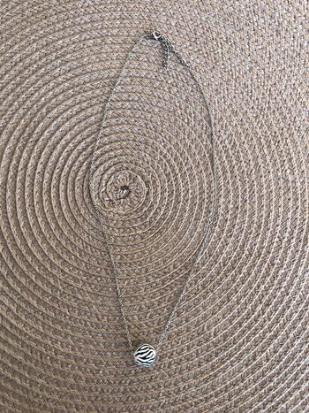 Chaîne en argent et pendentif boule zèbre
