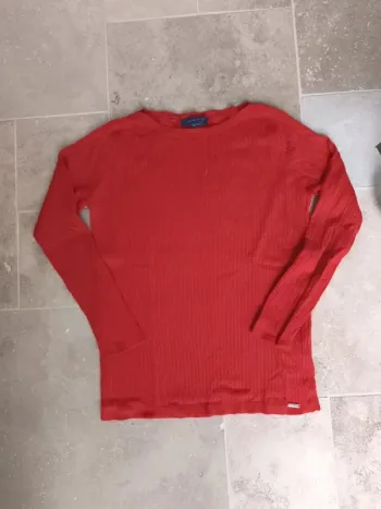 Joli pull Tommy Hilfiger taille L femme rouge, logo détaché et trou nuque