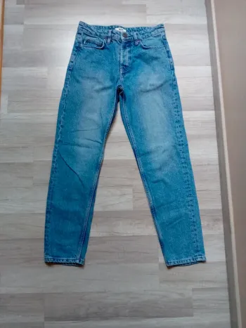 Jean Bizzbee relaxed 32