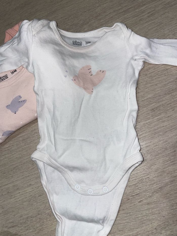 3 bodies bébé fille 6mois - photo numéro 2