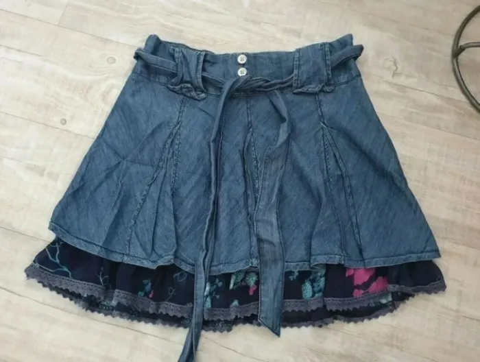 Belle petite jupe en jeans avec volant fleuris taille L 38/40