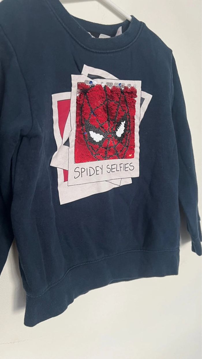 Sweat-shirts Marvel Spiderman avec sequin en parfait état taille5/6 ans H&M  80% coton - photo numéro 3