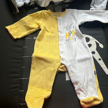 Vend 2 pyjamas de bébé