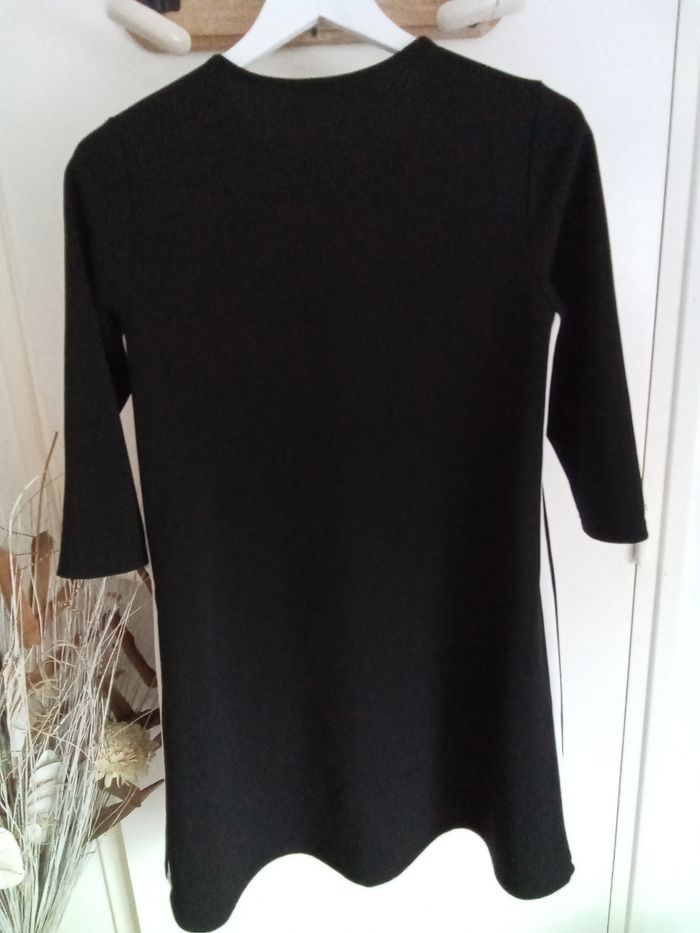 Robe noire avec bandes blanches Stradivarius taille 36/38 - photo numéro 7