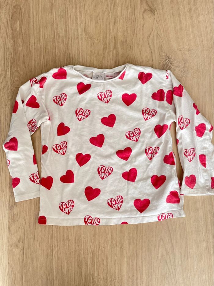 T shirt manches longues blanc imprimé cœurs rouges fille Zara kids 4 ans 5 ans