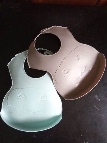 Lot de 2 bavoirs garçon bac récupérateur bleu ciel, beige