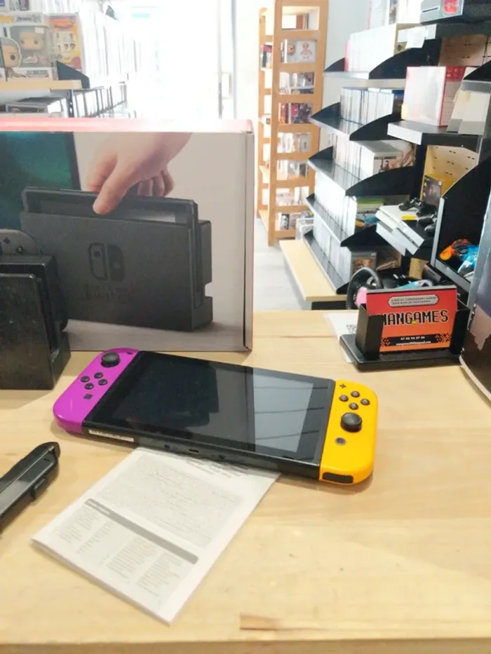 Nintendo Switch V2 Jaune & Violet - photo numéro 3