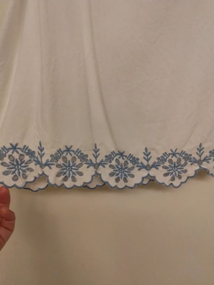 Débardeur blanc avec broderie bleue sur le bas – Été - photo numéro 2