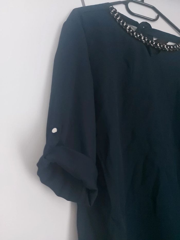 Blouse marine Taille 40 joli détail manche et col doré - photo numéro 2