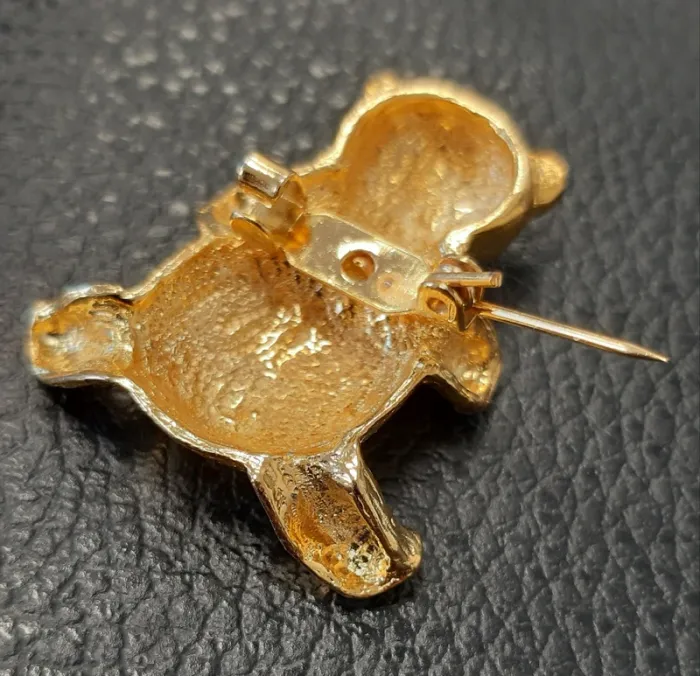 Adorable broche ourson en métal doré - photo numéro 3