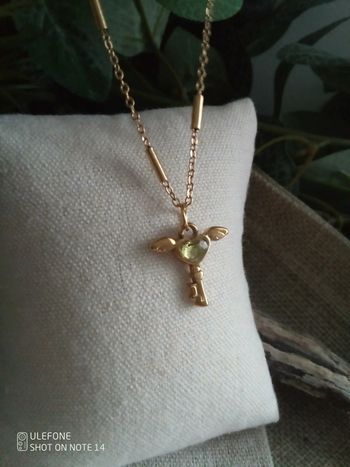 Collier pendentif clé ailée pierre de péridot naturelle 💚.