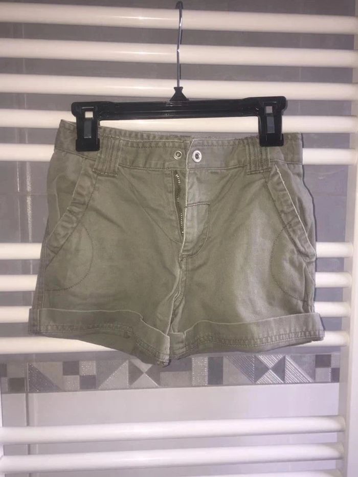 Short kaki Okaidi 6 ans en tbe à 4 euros