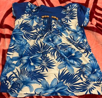 Haut bleu à fleurs