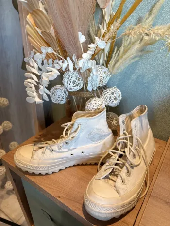 Jolies baskets compensées écrues femme