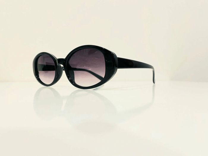 Lunette de soleil femme ovale noire verres dégradés uvprotection catégorie 3