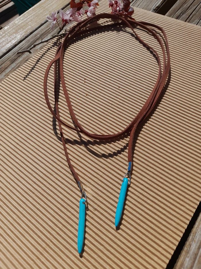 Collier lanière cuir et pierres