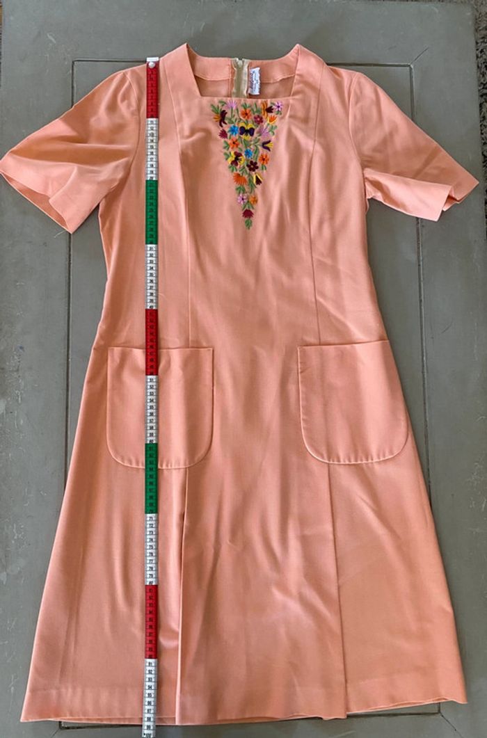 Robe vintage Bragard de service abricot avec broderies taille 40 / 42 - photo numéro 10