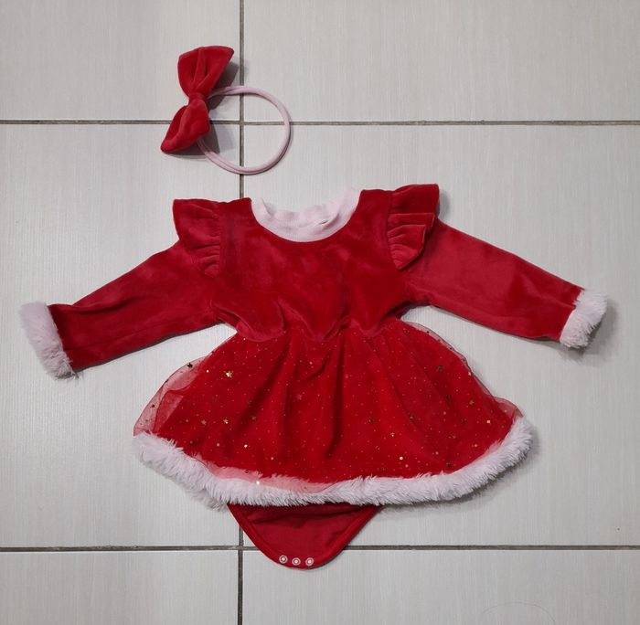 Robe de Noël 3-6 mois
Rouge un peu déteint sur les parties blanches
Petits strass du tulle manquants
Reste en bon état
