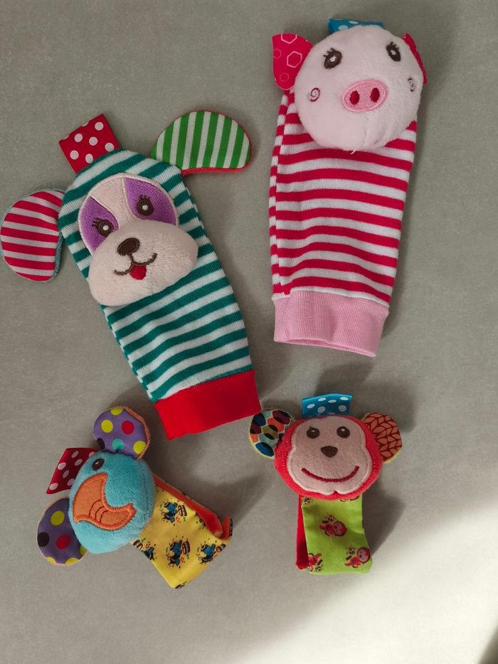 Lot chaussettes et bracelet hochet