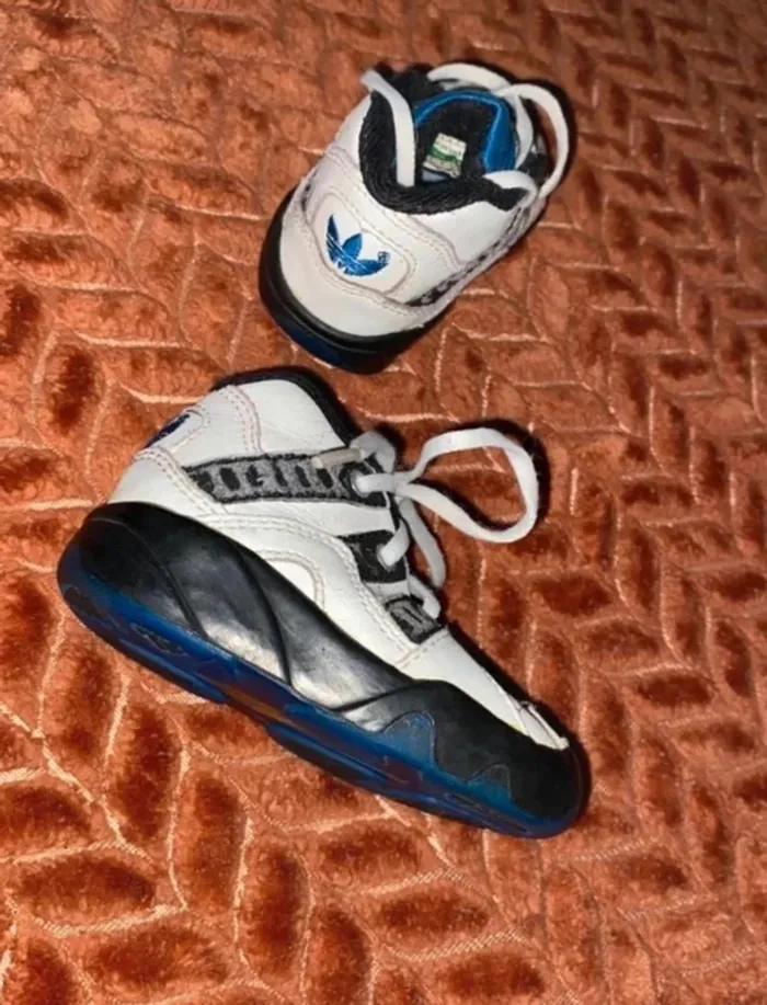 : Chaussure basket 👟 adidas taille 17