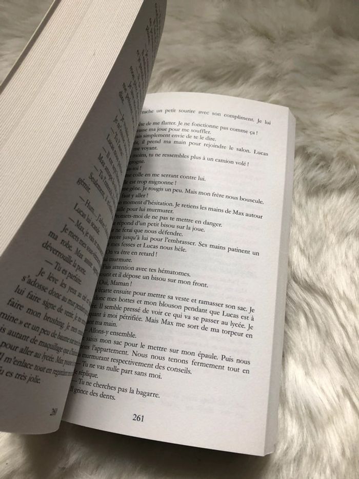 Livre "à travers elle" - photo numéro 4