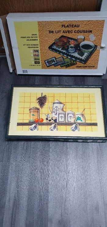 Plateau de lit avec coussin vintage