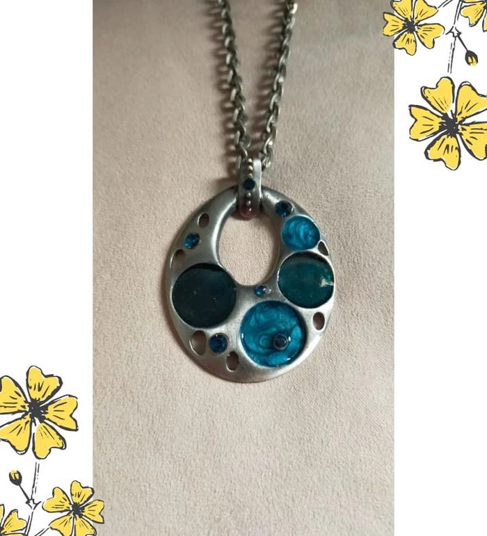 Collier fantaisie argenté et bleu – pendentif rond original - photo numéro 7