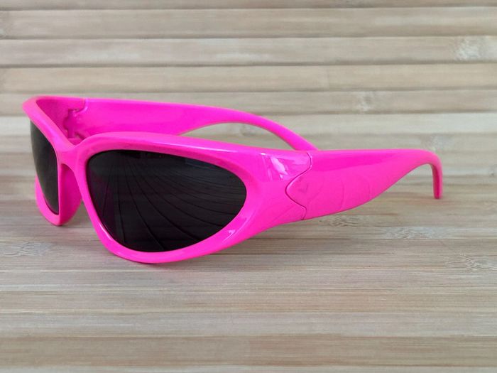 Paire de lunettes de soleil rose p 39 - photo numéro 4