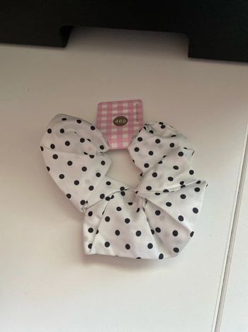 Chouchou blanc à pois noir