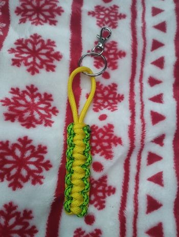 Porte clés en paracorde fait main jaune et vert