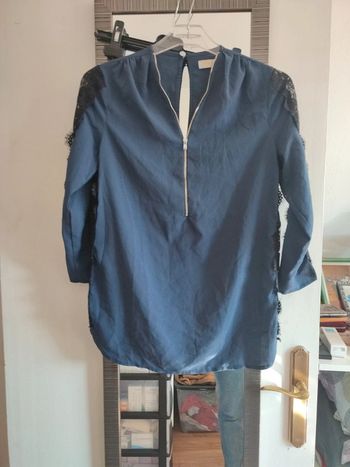 Blouse bleu marine dentelle noir et fermeture devant