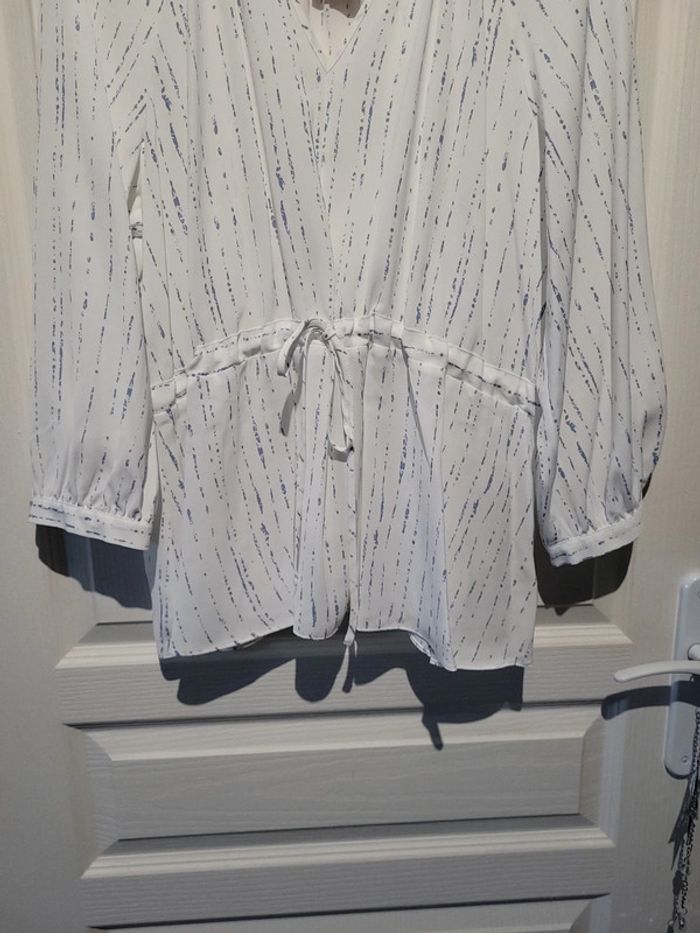 Blouse blanche et bleue - photo numéro 4