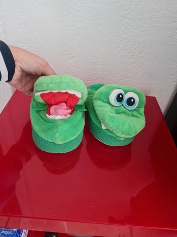 Chaussons crocodile 🐊 stompeez 28-30 comme neuf