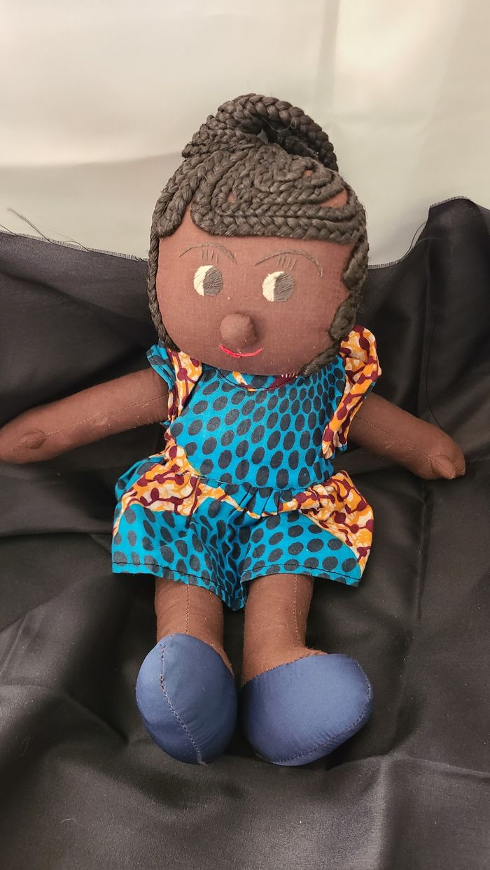 Belle poupée de chiffon à la peau foncée tressée à la main - photo numéro 5