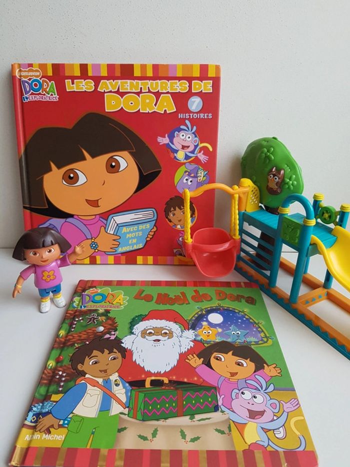 2 livres Dora L'exploratrice, figurine et aire de jeux