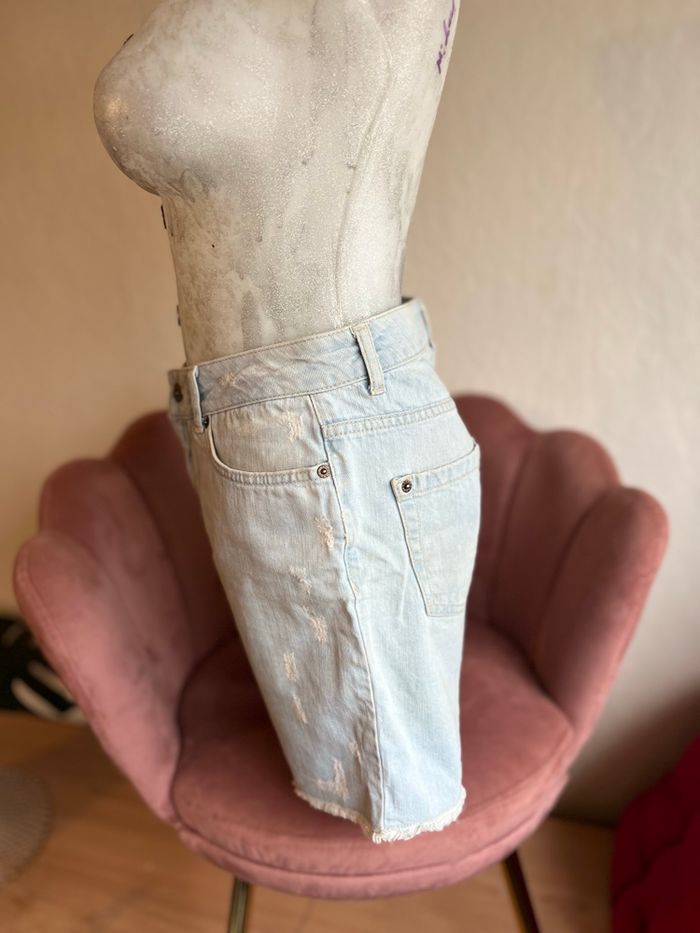 Short en jean clair style vintage, coupe droite au-dessus du genou - photo numéro 4