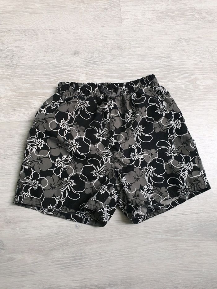 Short de bain 3 ans noires avec fleurs grises et blanches