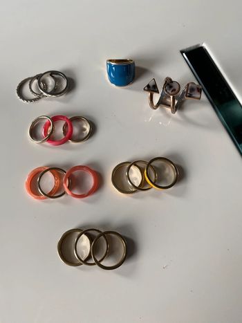 Lot 2 bagues et 15 anneaux fantaisie