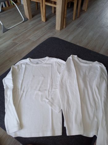 Lot de 2 petites chemises blanches.