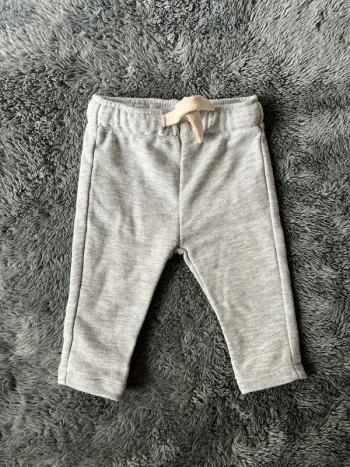 Pantalon jogging gris chiné.