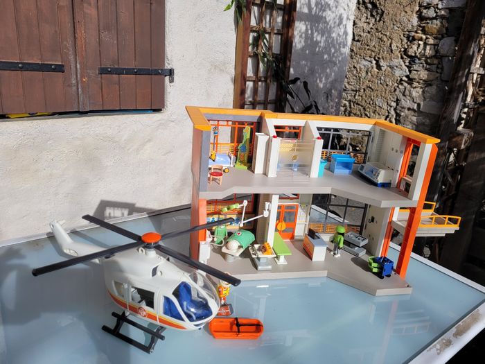 Playmobil 🏥 Hopital avec bloc opératoire +hélicoptère de secours 🚁 - photo numéro 2