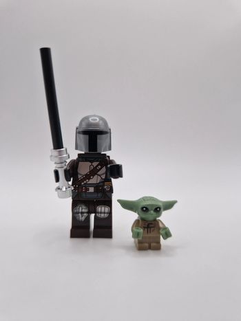Figurine type lego mandalorian avec bébé yoda Grogu star wars
